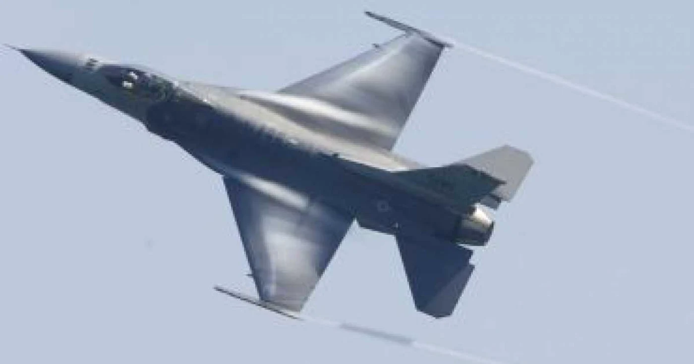 Un avion F-16 lansează două bombe de peste 200 kg deasupra unei baze militare din Utah