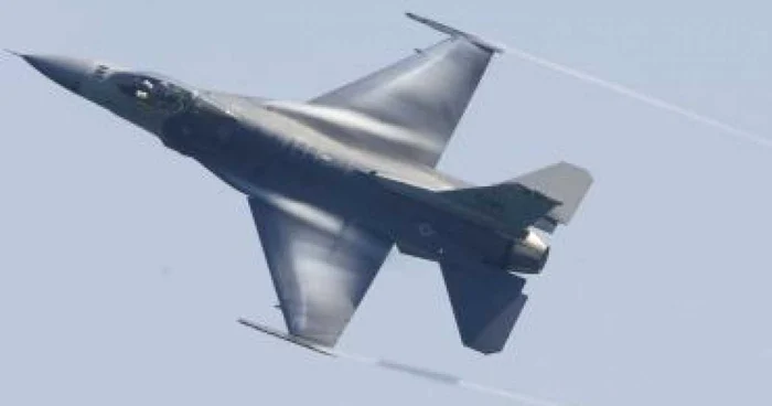 Un avion F-16 lansează două bombe de peste 200 kg deasupra unei baze militare din Utah