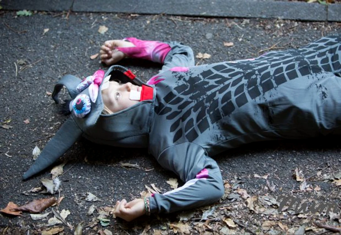 Noul trend al costumelor de Halloween - iepuraș călcat de mașină