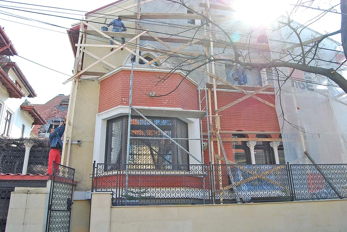 În 2012 Brigitte a renovat exteriorul casei din Primăverii cu echipa ei de muncitori