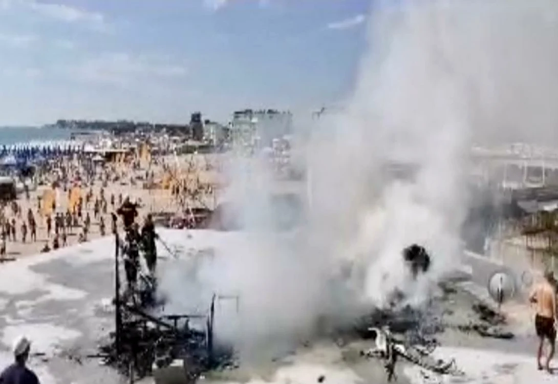 
    Două rulote au ars în întregime pe o plajă din Eforie Sursă foto: Captură video   