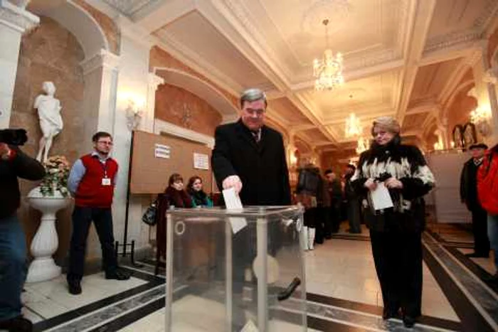 Anatoli Kaminski a venit la secţia de votare împreună cu soţia sa. Foto de Eduard Bâzgu