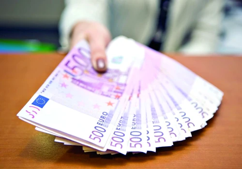 Cei trei au furat de la cetăţeanul străin 80.000 de euro