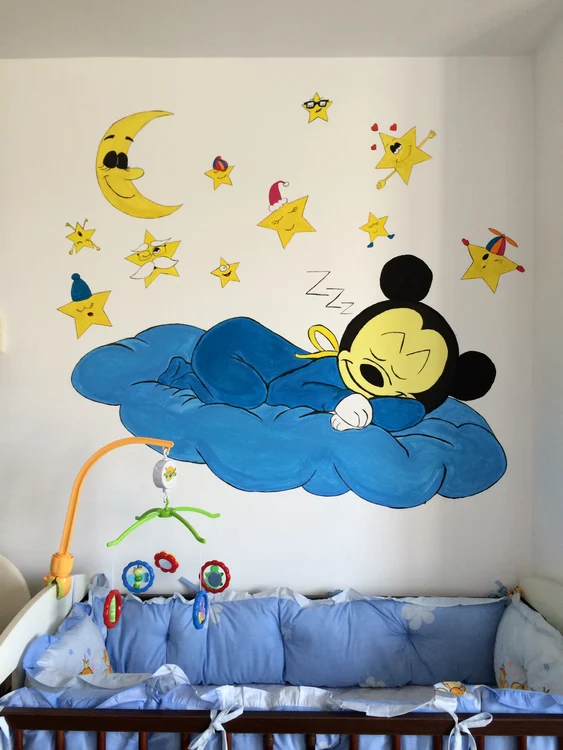 Amalia a vrut să îşi lase amprenta pe pereţii camerei copilului care se va naşte curând