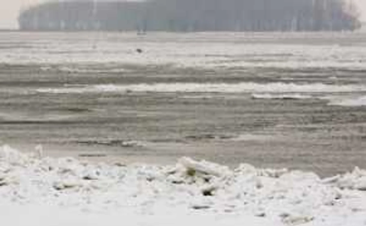 Sloiurile de pe Dunăre au dus la interzicerea navigaţiei pe un sector de 100 de kilometri. Foto: arhiva
