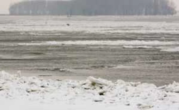 Sloiurile de pe Dunăre au dus la interzicerea navigaţiei pe un sector de 100 de kilometri. Foto: arhiva