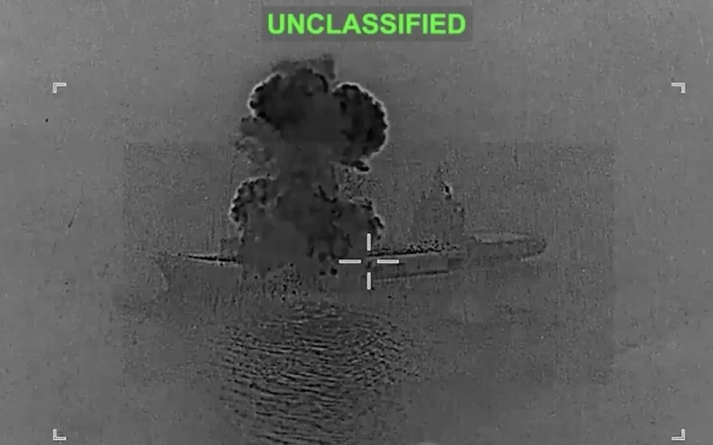 Operațiunea Epic Fury. SUA ar fi scufundat portavionul iranian pentru drone Shahid Bahman Bagheri. Imagini din timpul atacului