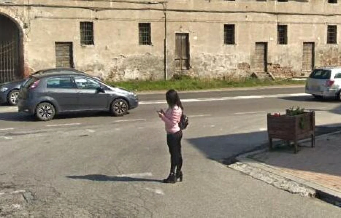 Prostituată susprinsă de Google Street View pe una din străzile controlate de proxeneţii români
