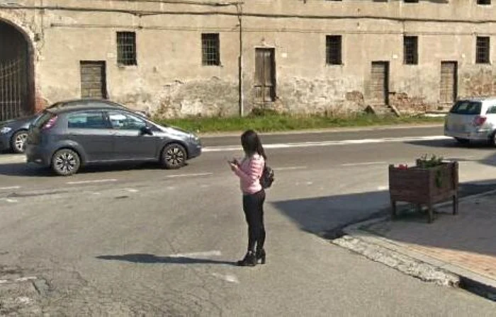 Prostituată susprinsă de Google Street View pe una din străzile controlate de proxeneţii români