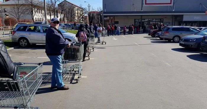 Coadă la supermarket-ul Kaufland din Cluj-Napoca.