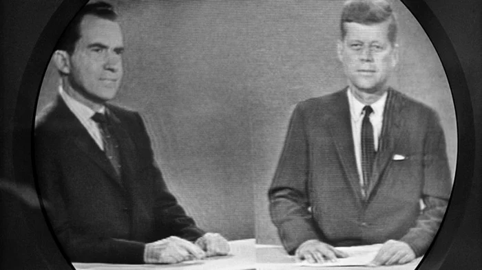 În anul 1960, pentru prima data in istoria SUA, doi candidaţi la alegerile prezidentiale s-au intalnit intr-o dezbatere televizata: senatorul John F. Kennedy si vicepresedintele Richard M. Nixon FOTO Facebook / Ambasada SUA în România