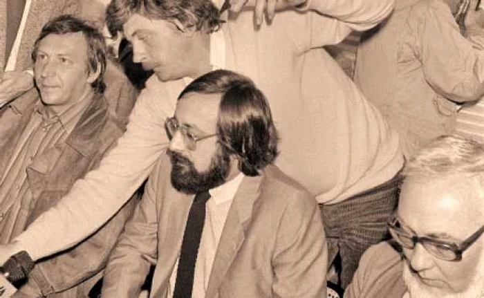 Matei Haiducu (cu barbă), încadrat de Virgil Tănase şi Paul Goma (dreapta), 1982