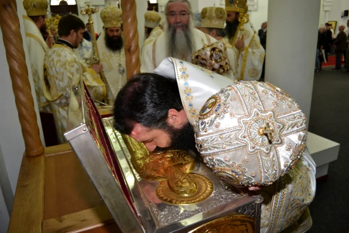 Sfinteke moaşte au fost lăsate pentru închinare FOTO CRISTIAN FRANŢ