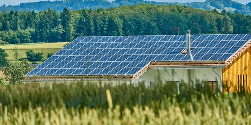 multe fotovoltaice pe un acoperis intreg  Foto Pixabay jpg
