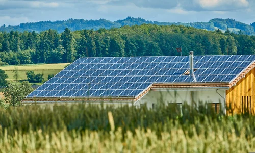 multe fotovoltaice pe un acoperis intreg  Foto Pixabay jpg