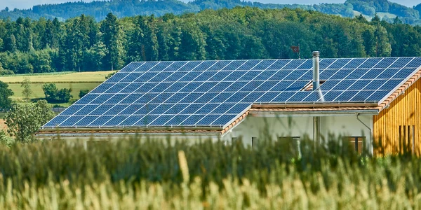 multe fotovoltaice pe un acoperis intreg  Foto Pixabay jpg