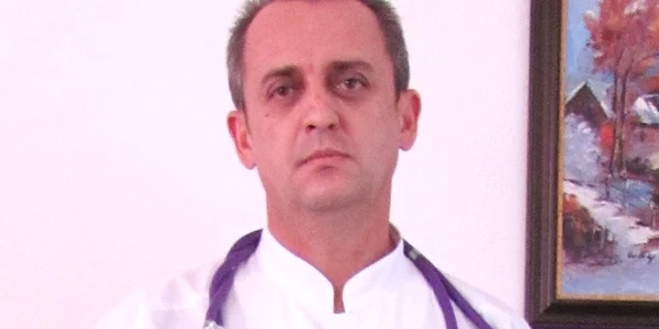 Medicul Liviu Culda este un monarhist convins şi a sărbătorit pe secţie ziua Regelui Mihai. Foto: Oana Bejenariu