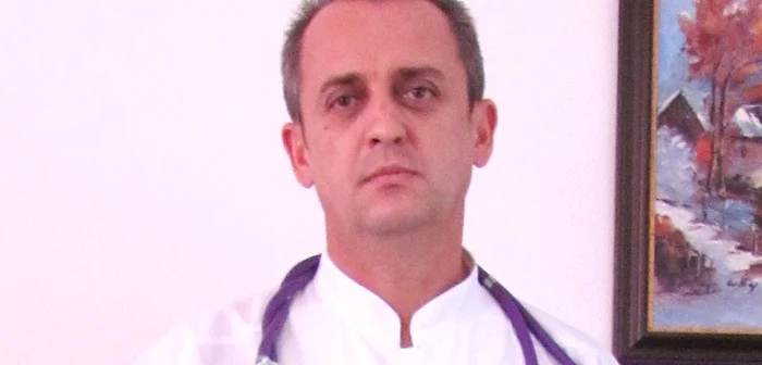 Medicul Liviu Culda este un monarhist convins şi a sărbătorit pe secţie ziua Regelui Mihai. Foto: Oana Bejenariu