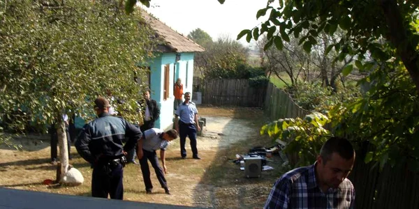 Politistii au facut perchezitie la locuinta unui suspect de unde au ridicat mai multe obiecte electronice