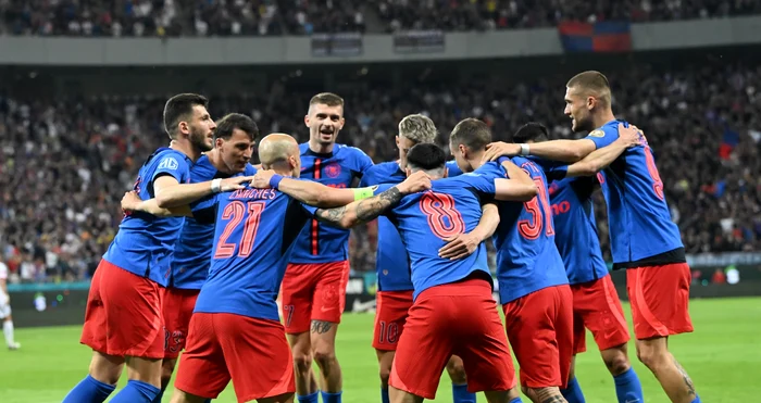 Jucătorii vor sărbători alături de suporteri câștigarea titlului. Foto facebook FCSB