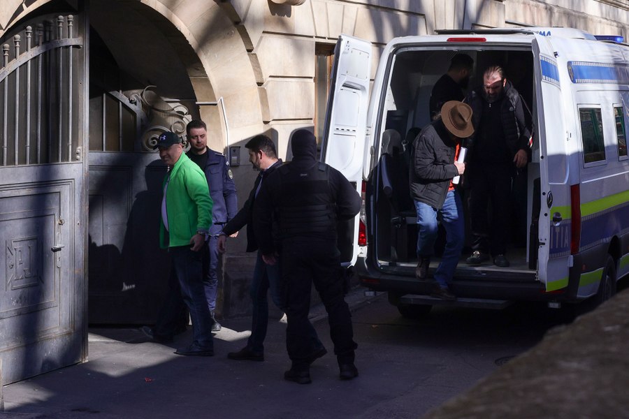 Doi dintre șase bărbați reținuți pentru trădare, arestați preventiv. Ceilalți patru, sub control judiciar
