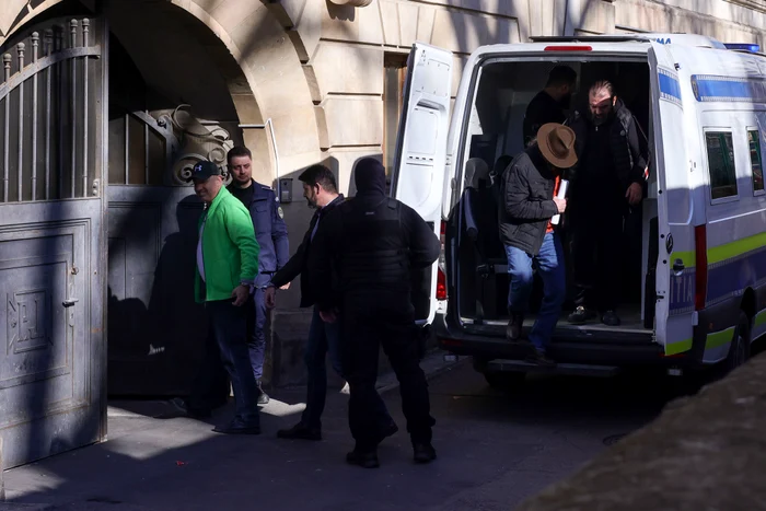 Cei șase bărbați sunt reținuți pentru trădare. FOTO INQUAM Photos Octav Ganea