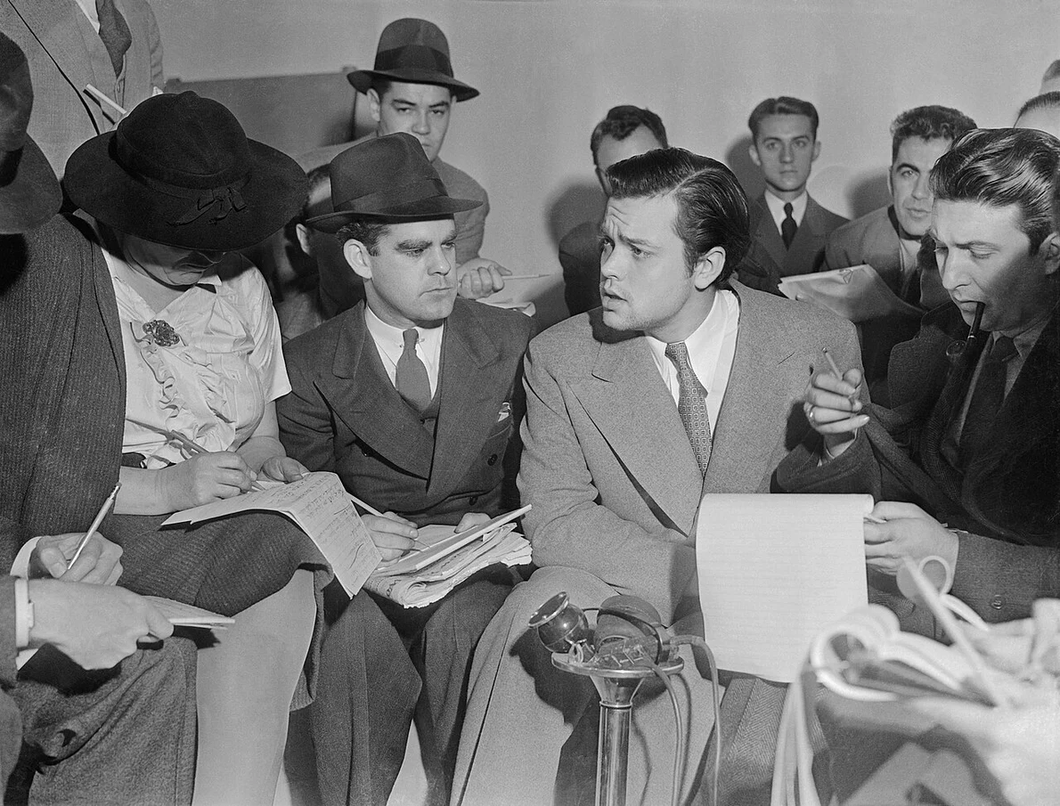 Orson Welles explicând reporterilor că nu intenționase să provoace panică, la o conferință de presă a doua zi după emisiune, pe 31 octombrie 1938
