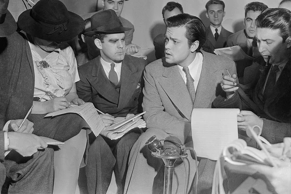 Orson Welles explicând reporterilor că nu intenționase să provoace panică, la o conferință de presă a doua zi după emisiune, pe 31 octombrie 1938