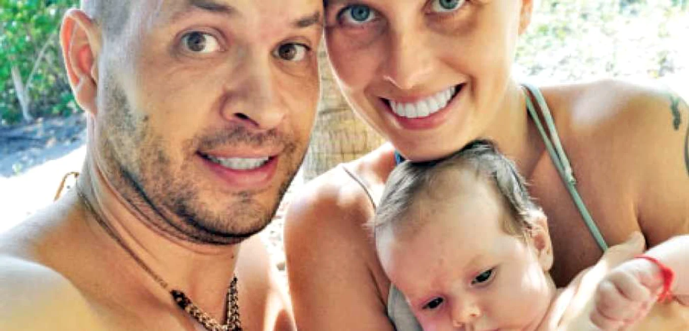 Florian, Laura şi Sasha,  o familie fericită  