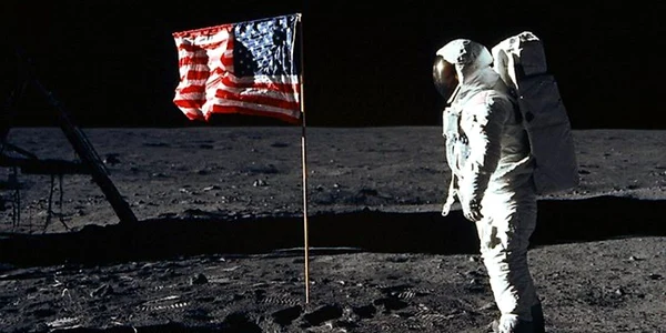 Astronautul Neil Armstrong a încetat din viață