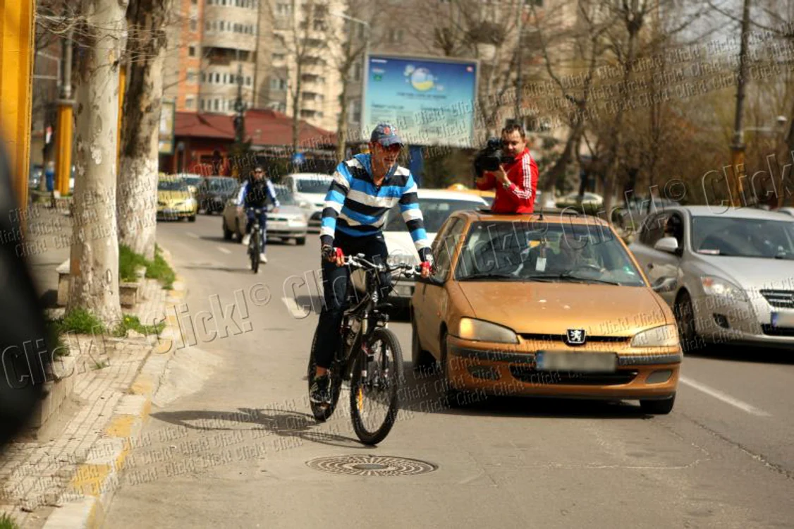 Radu Mazăre merge cu bicicleta la Primărie FOTO: Gheorghe Florin