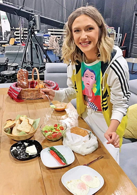 Adela Popescu, la o gustare după filmare