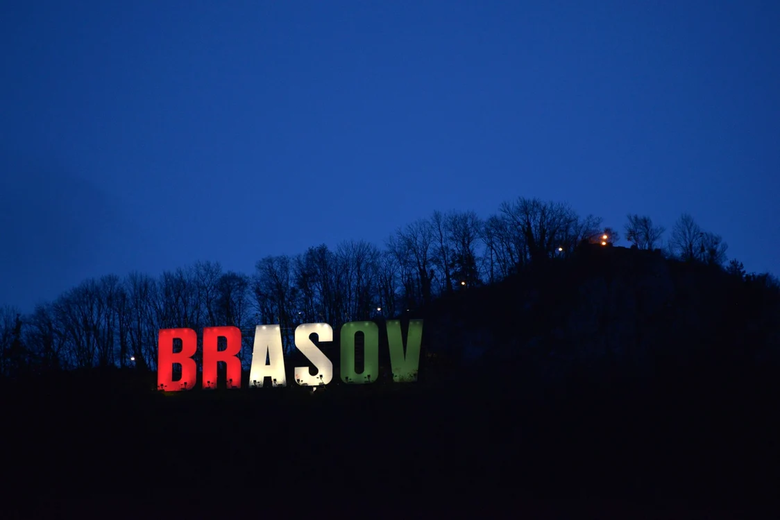 Literele de pe Tâmpa vor fi colorate în roșu, alb și verde FOTO Primăria Brașov