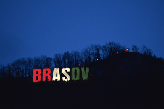 Literele de pe Tâmpa și clădirea Primăriei, iluminate sâmbătă seara în roșu, alb și verde de Ziua Națională a Ungariei