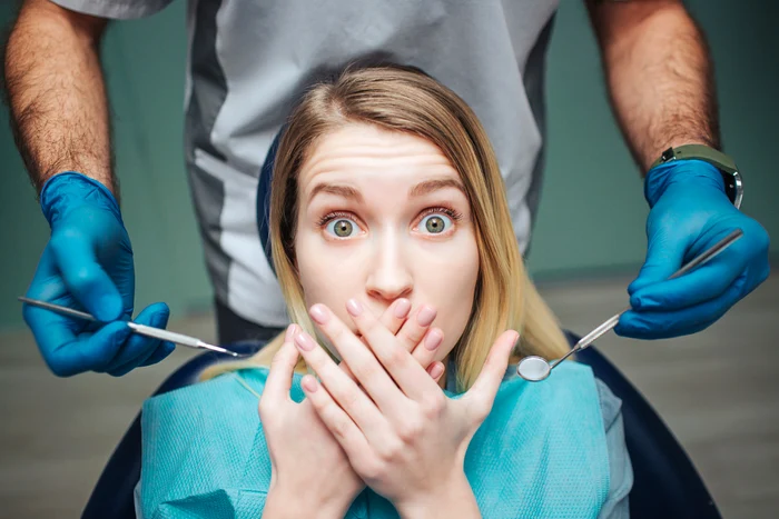 Mi-a fost frică de dentist 12 ani. Ce am pățit după și cât m-a costat evitarea