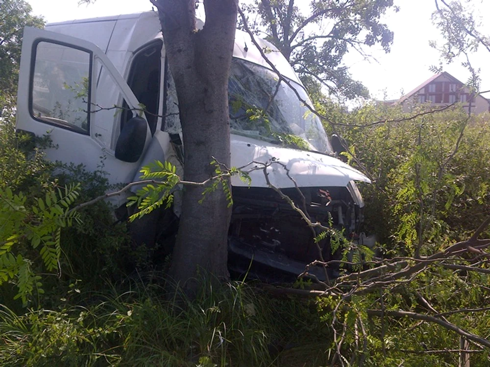 În urma impactului cu pomul, șase persoane au ajuns la spital