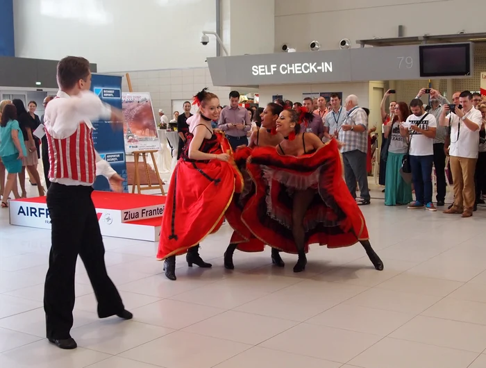 
    Dansatorii profesionişti au întreţinut atmosfera pe aeroport  