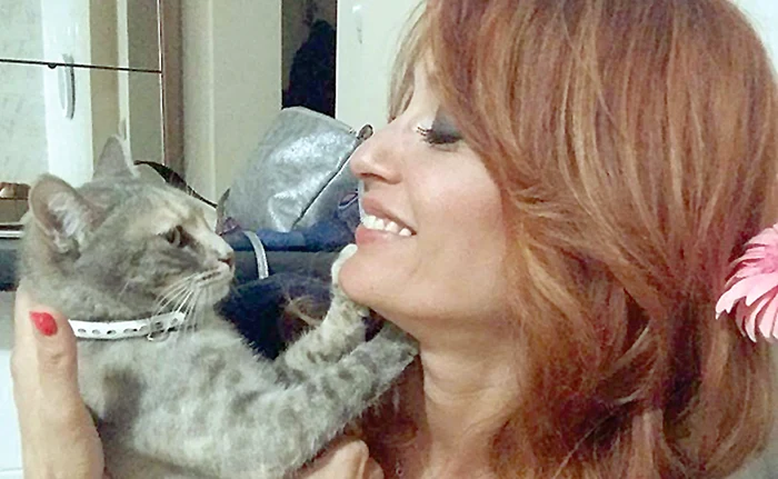 Anca Ţurcaşiu este fericită că pisica botezată “Pisica” este din nou în braţele ei