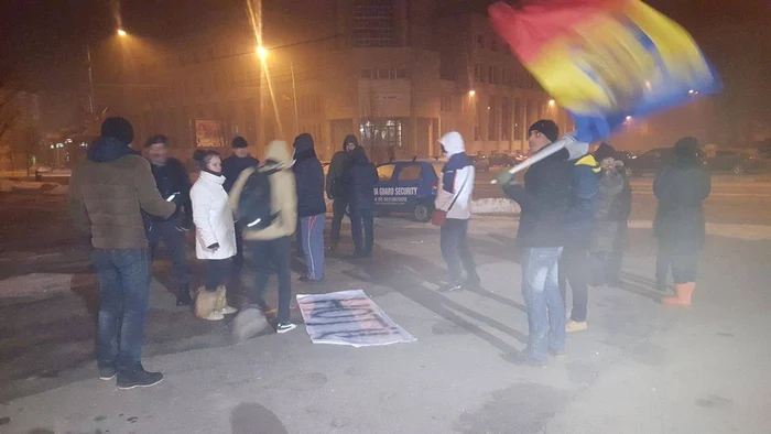 Alexăndrenii au protestat în faţa Casei de Cultură