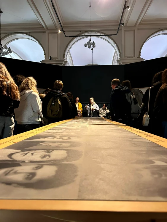 Un grup de elevi francezi, vizitând expoziția. FOTO: Memorialul Sighet