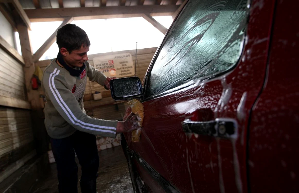 După luni în care spălătoriile auto erau pustii, au reapărut cozile de maşini