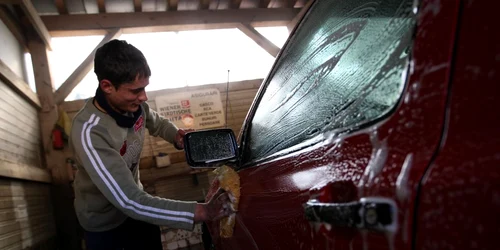 După luni în care spălătoriile auto erau pustii, au reapărut cozile de maşini