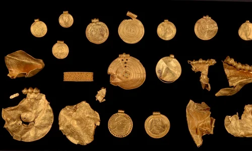 Una dintre cele mai mari comori din istoria Danemarcei, descoperită de un arheolog amator | FOTO jpeg