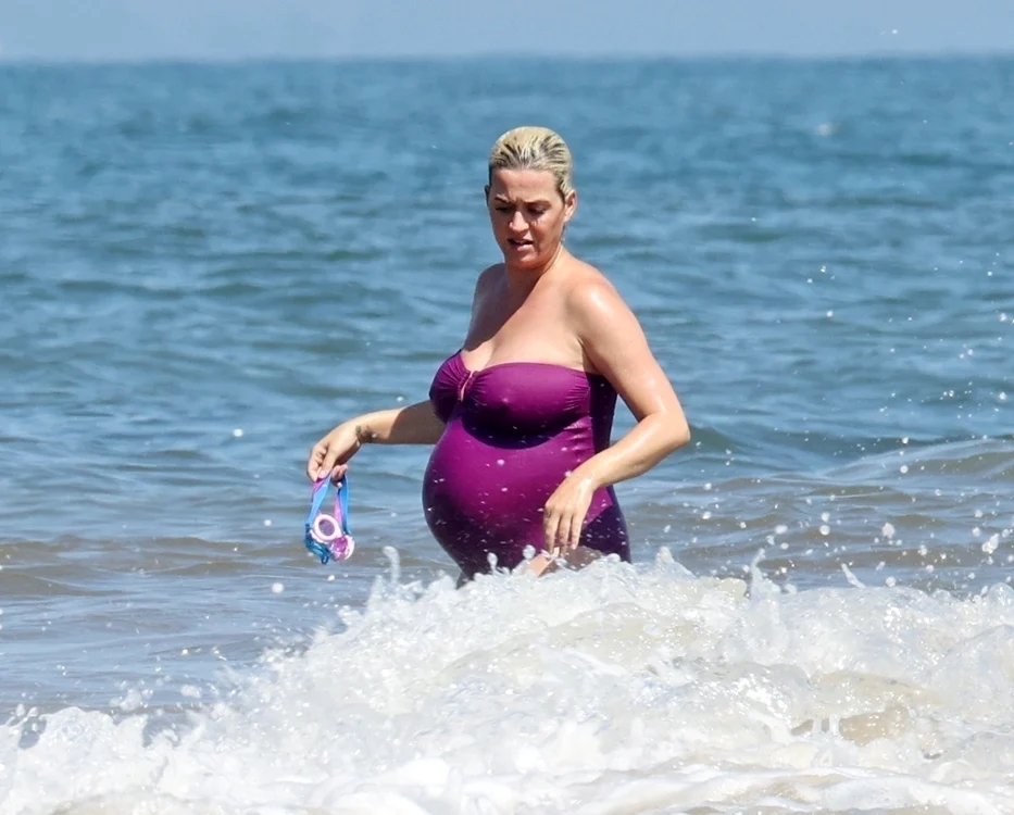 Katy abia  aşteaptă  să devină  mamă