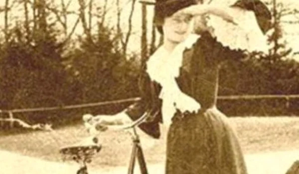 Povestea Miţei Biciclista, coana cu bikini, maşină coupé şi trăsură jpeg