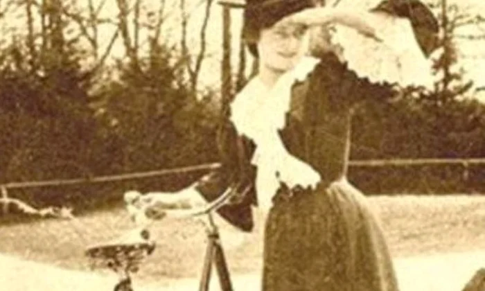 Povestea Miţei Biciclista, coana cu bikini, maşină coupé şi trăsură jpeg
