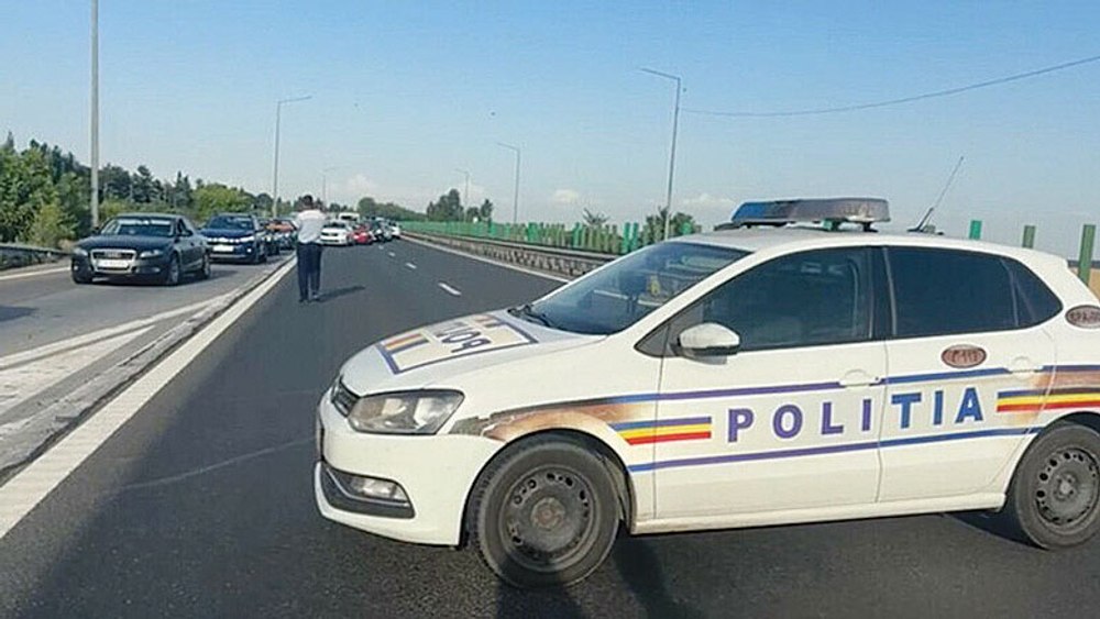 Un polițist de la IPJ Olt ar fi încercat să ascundă un pliculeţ cu droguri găsit la un bărbat