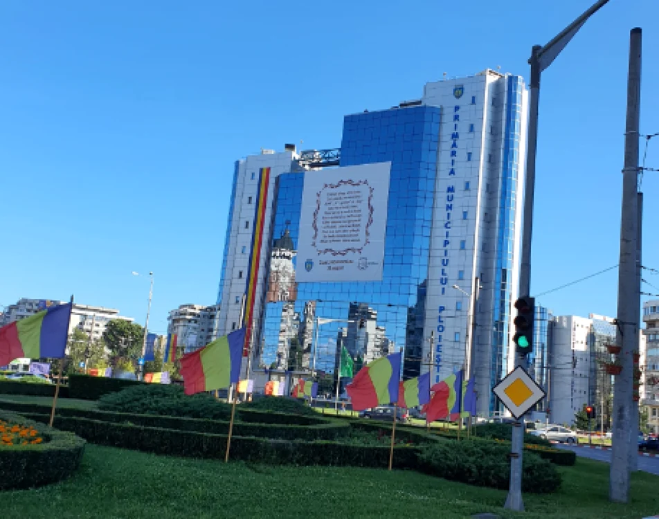 Un afiş de mari dimensiuni cu versuri care semnalează greşeli gramaticale folosite frecvent este afişat pe sediul Primăriei Ploieşti FOTO Primăria Ploieşti