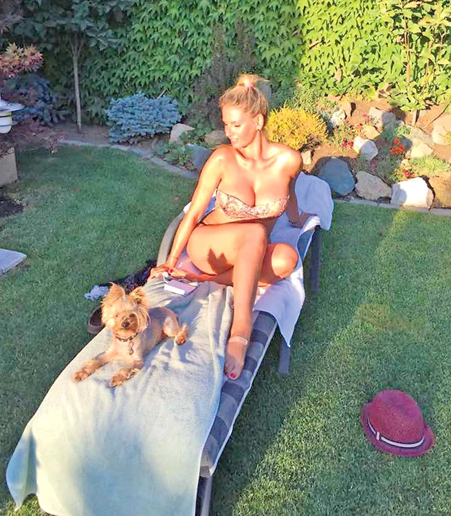Andreea Bănică (38 de ani). Artista leneveşte pe şezlong, la vila de la Cernica, şi se pozează pentru fani în poziţii provocatoare Foto: Arhivă Personală