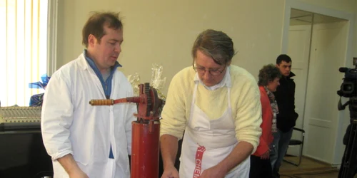 Unii dintre producătorii de cârnați au făcut demonstrații la fața locului